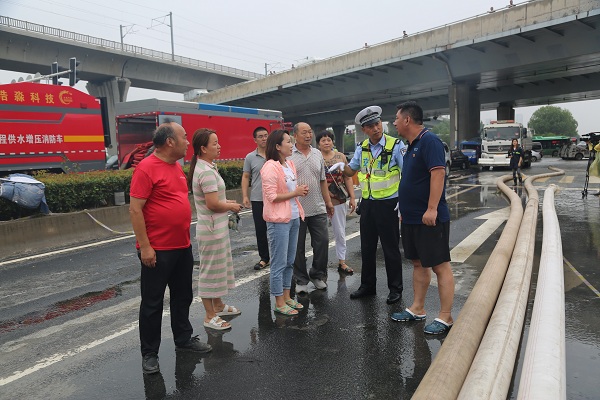 市民连夜烙饼慰问交警及抢险救灾人员