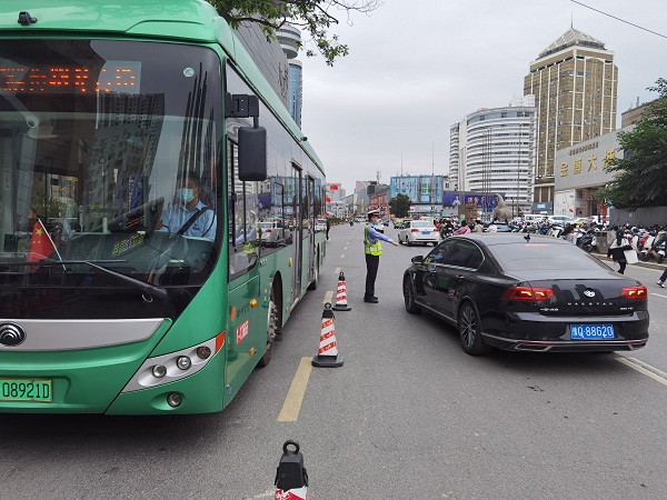 国庆假期交警为了人民的安全，坚守岗位保证道路畅通！