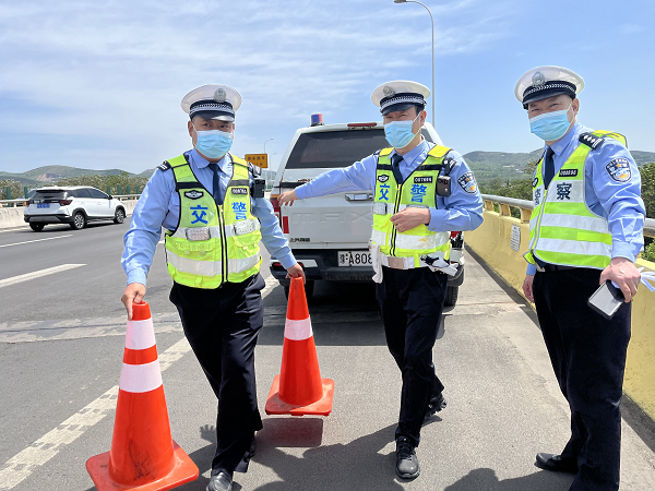 5月1日保畅通  郑州高速交警在路上