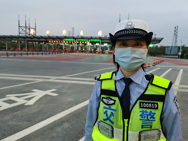 巾帼不让须眉 18名女警镇守郑州东大门