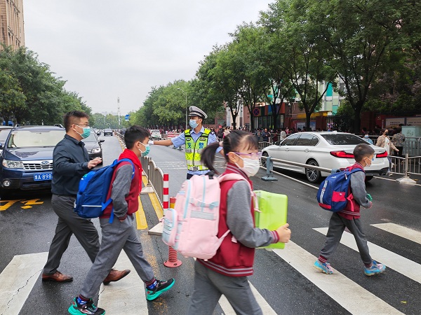 学生返校 郑州交警六支队开启护航模式