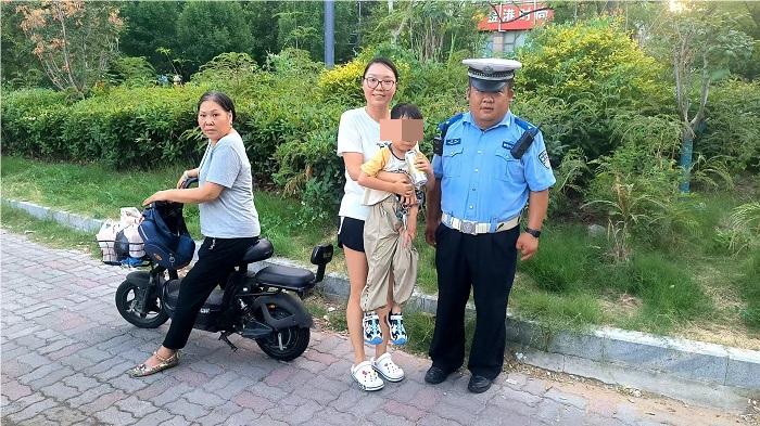 有“警”无险   交警帮助走失萌娃找到家人